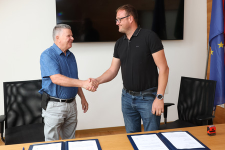Nogometno igrišče Koleno umetna trava podpis pogodbe 03 Foto Ljubo Vukelič